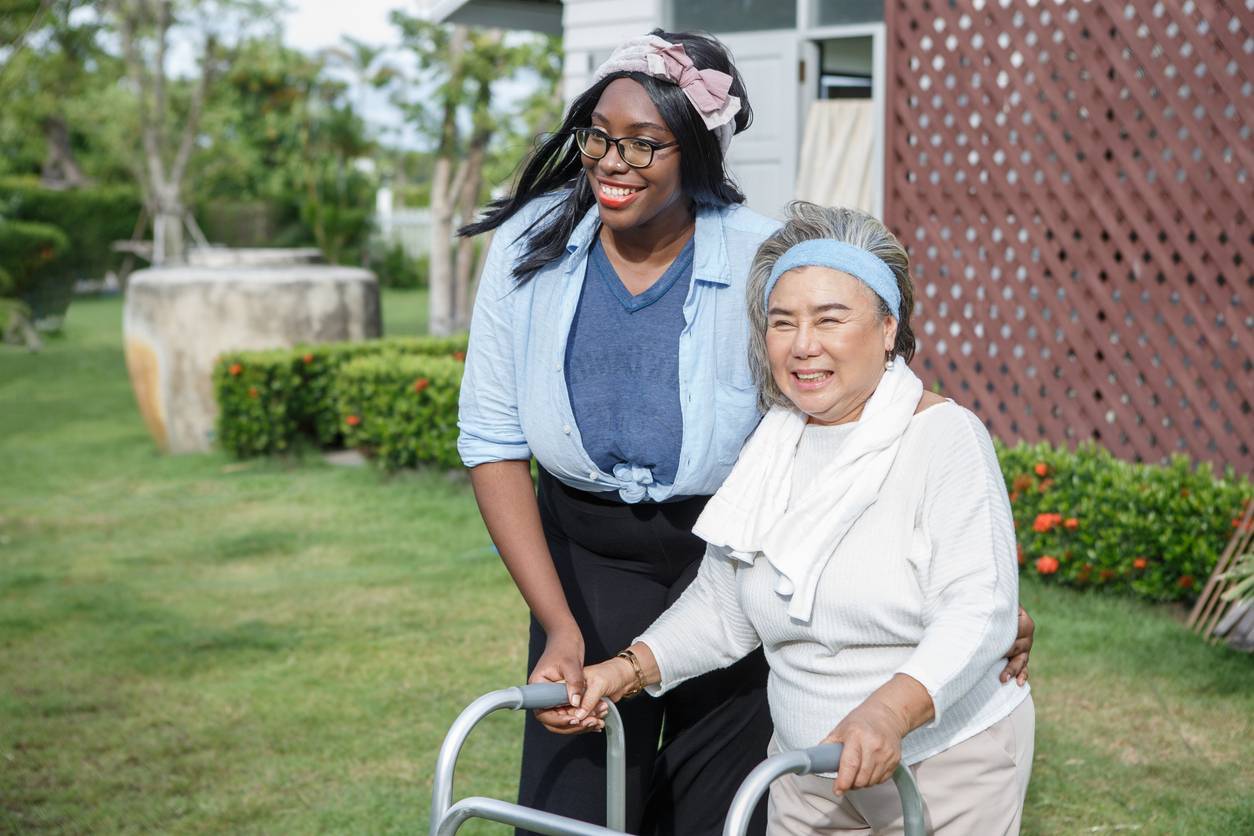 Une femme âgée et son aide à domicile