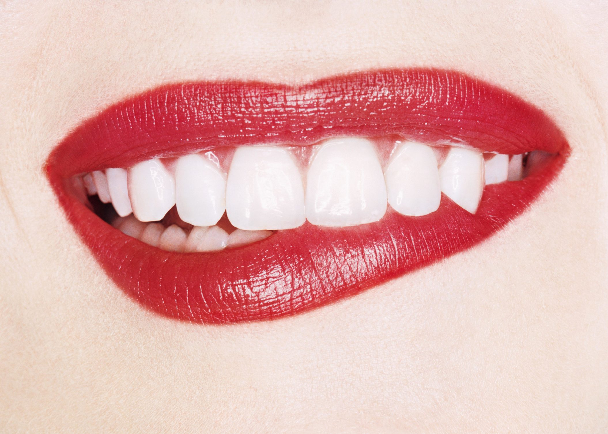белые зубы. красная улыбка. женские губы. красивые губы. красивые женские губы.