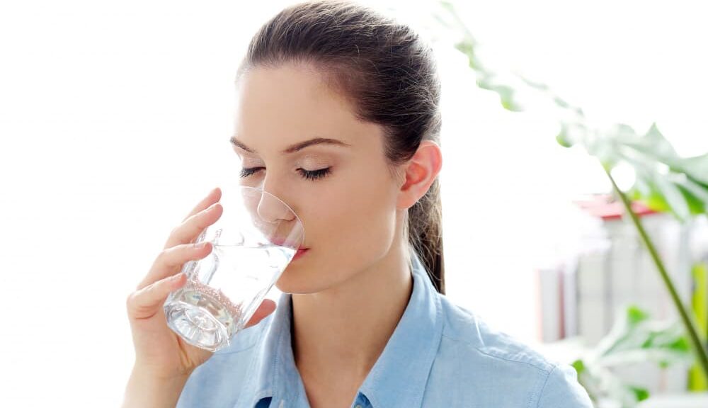 femme prend complément alimentaire anti stress