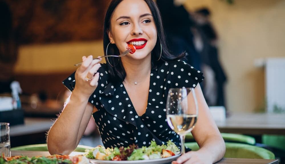 femme en train de manger